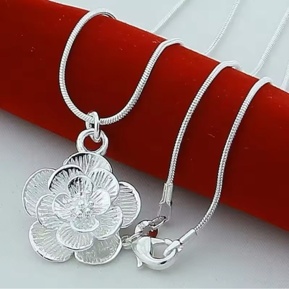 Silver Floral Pendant Necklace